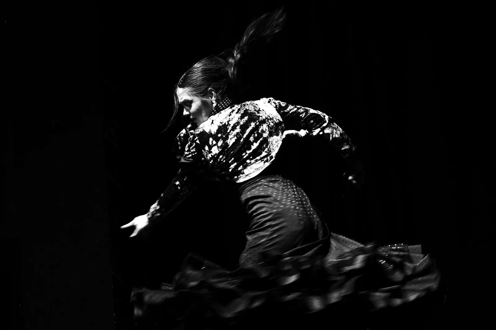 Yaiza Trigo en un giro, con la falda volando, en blanco y negro