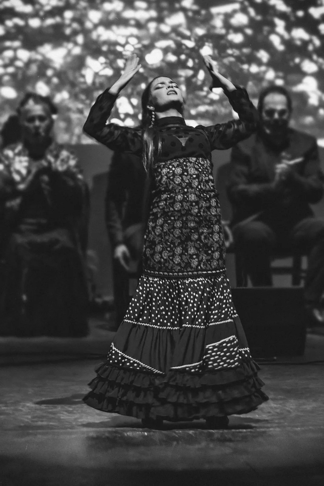 Yaiza Trigo bailando ante el cuadro flamenco